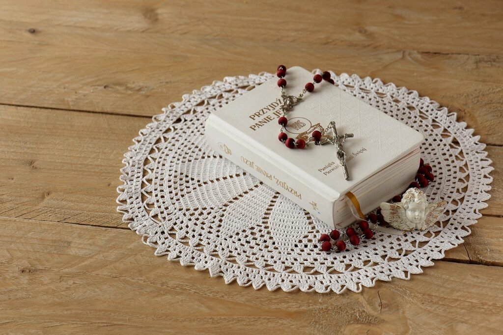 Polish school in the US: A path to First Communion Image of the rosary and First Communion prayer book